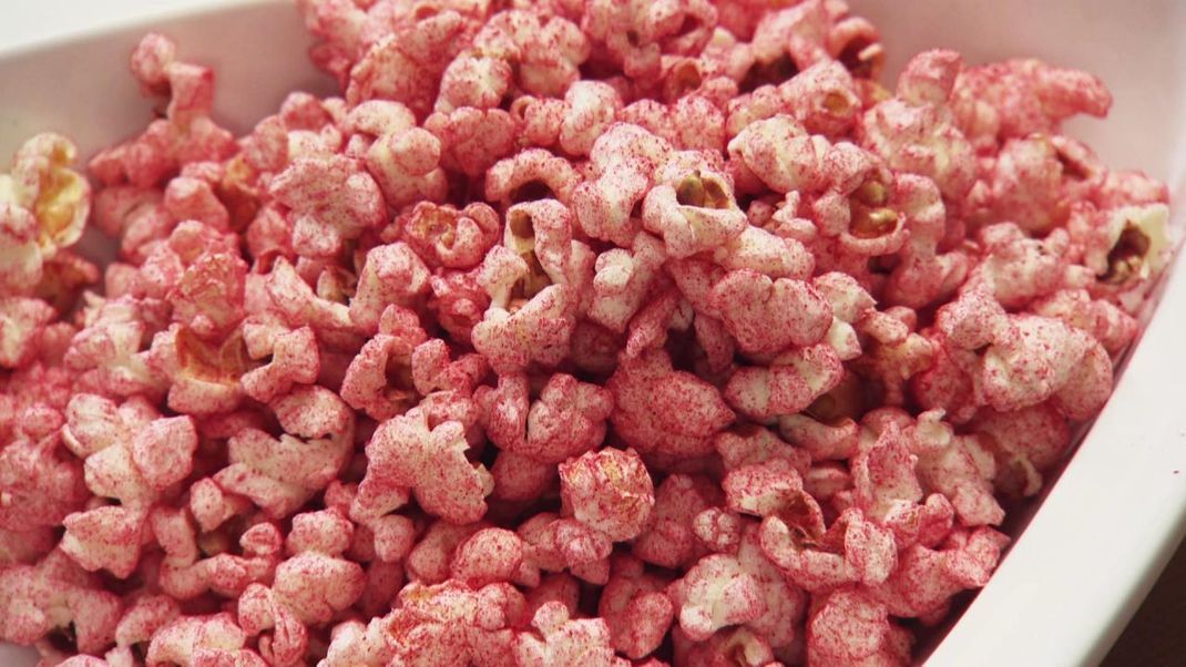 Es ist lecker und was für's Auge: Erdbeer-Popcorn. Mit unserem Rezept geht es ganz einfach.