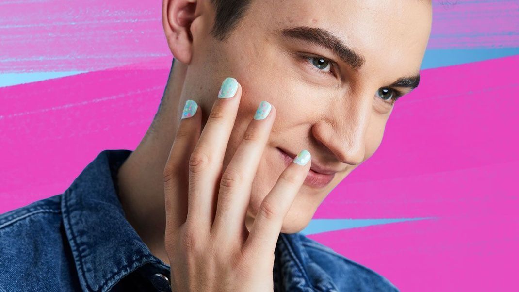 Fernab jeglicher Gendernormen – wir zeigen euch die schönsten Neon Nail Designs. Welcher Look ist euer Favorit?