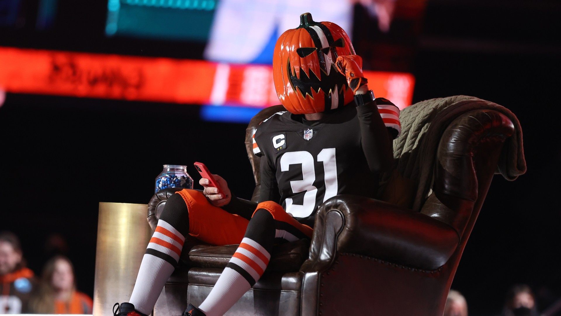 
                <strong>Gewinner: Cleveland Browns</strong><br>
                Es ist erstaunlich, wie sich der Wind in Cleveland in den vergangenen Jahren gedreht hat. Vor wenigen Spielzeiten während des Drafts meist belächelt, haben die Browns auch in diesem Draft das Maximale aus ihren Möglichkeiten herausgeholt. Mit Greg Newsome II schnappten sie sich den absoluten Geheimtipp der gut besetzten Cornerback-Klasse, der womöglich schon in Woche 1 auf dem Feld stehen könnte. An der 52. Stelle fiel ihnen dann Linebacker Jeremiah Owusu-Koramoah zu, der an dieser Stelle gar nicht mehr auf dem Board hätte sein dürfen. Damit stärken die Browns ihre ohnehin formidable Defense weiter und gehen mit einem der bestbesetzten Roster in die Saison. Drittrunden-Pick Anthony Schwartz könnte zukünftig für Spektakel sorgen: Der Wide Receiver ist heißer Anwärter auf den inoffiziellen Titel des schnellsten Spielers der gesamten Liga. 
              