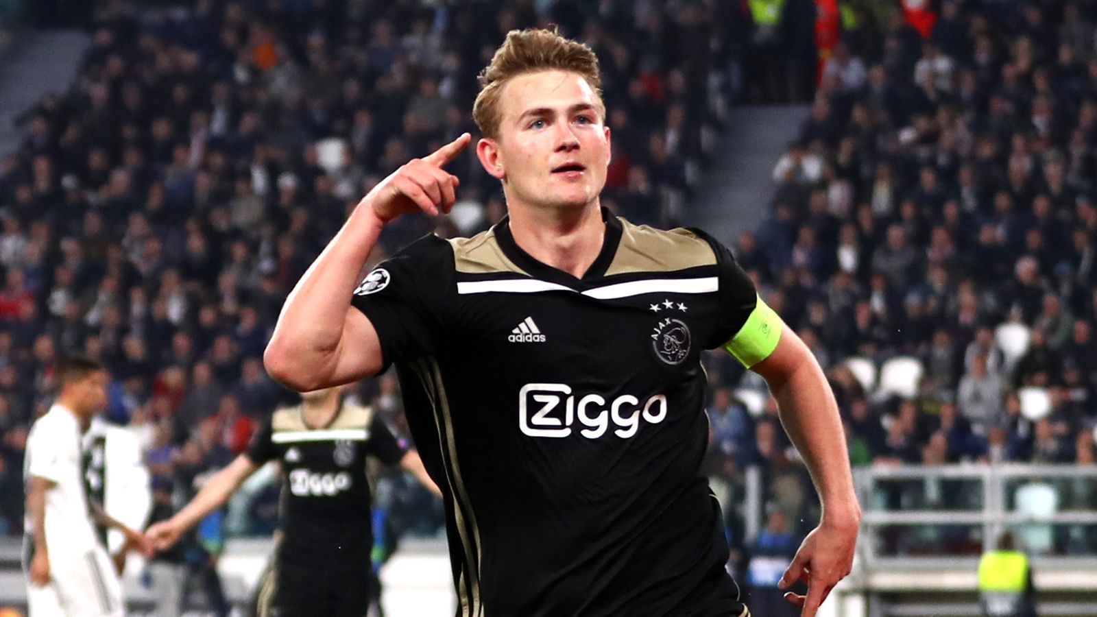 
                <strong>Abwehr: Matthijs De Ligt (Ajax Amsterdam)</strong><br>
                Absolvierte Spiele im Wettbewerb 2018/19: 11
              