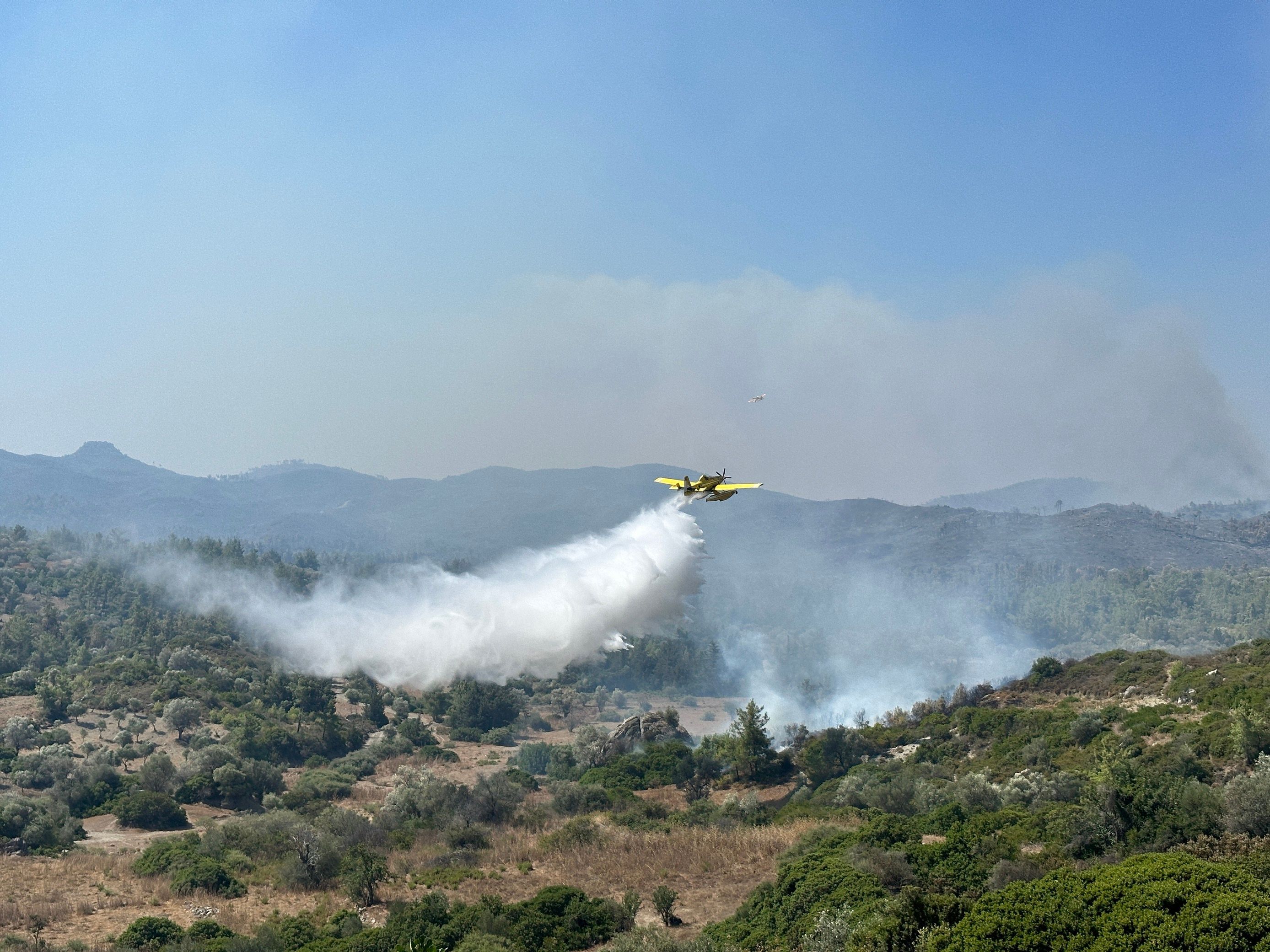 Löschflugzeuge im Einsatz.