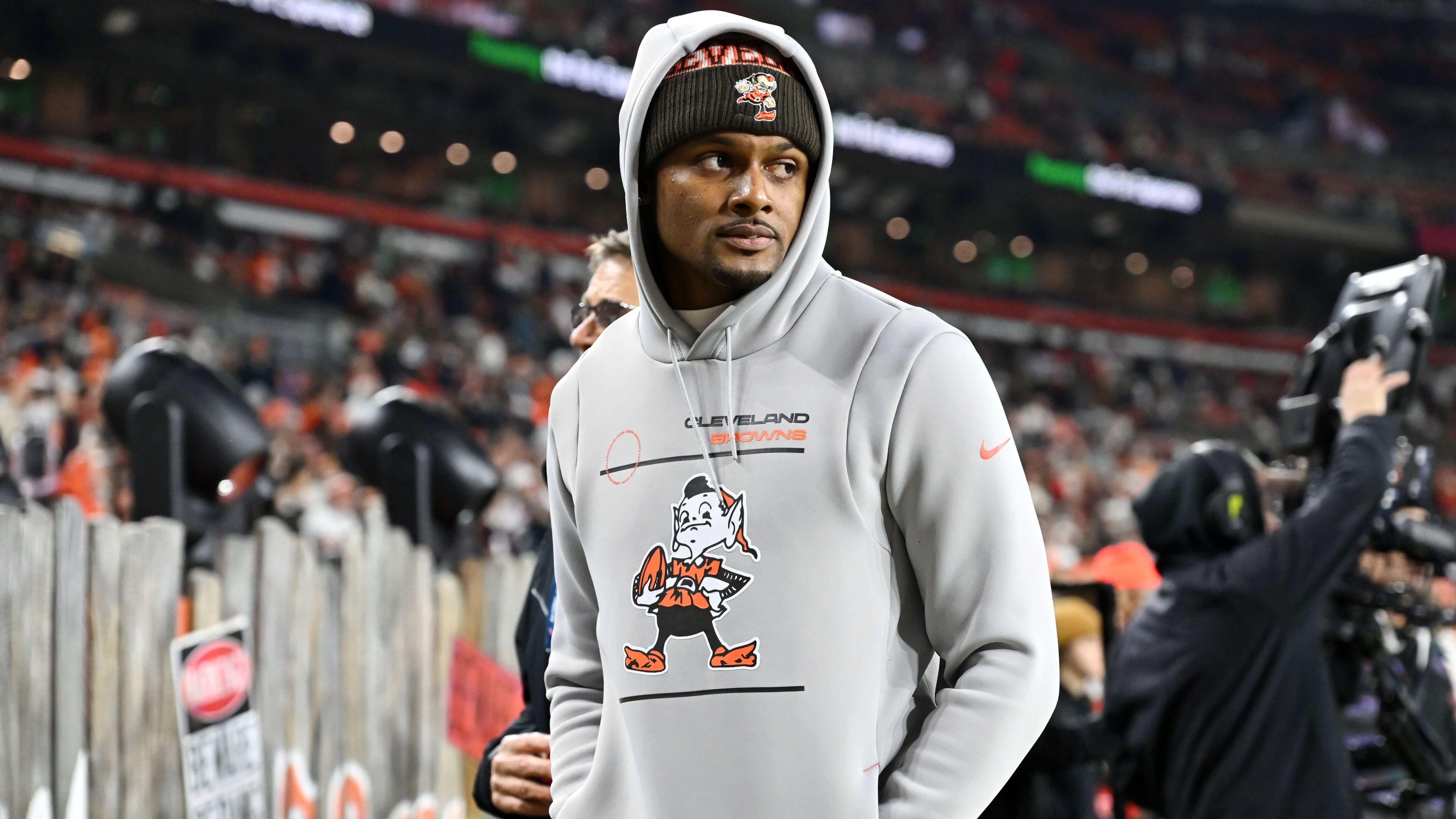 <strong>Cleveland Browns @ Houston Texans: Deshaun Watson</strong><br>Auch wenn er nicht auf dem Platz stehen wird, ist klar: Deshaun Watson ist das Hauptthema, wenn die Browns und die Texans die diesjährigen Playoffs einläuten. Wie wird er empfangen? Steht er unten an der Seitenlinie oder ist er in einer Loge? Wie reagieren die Fans? Beinahe so spannend wie das Spiel selbst!