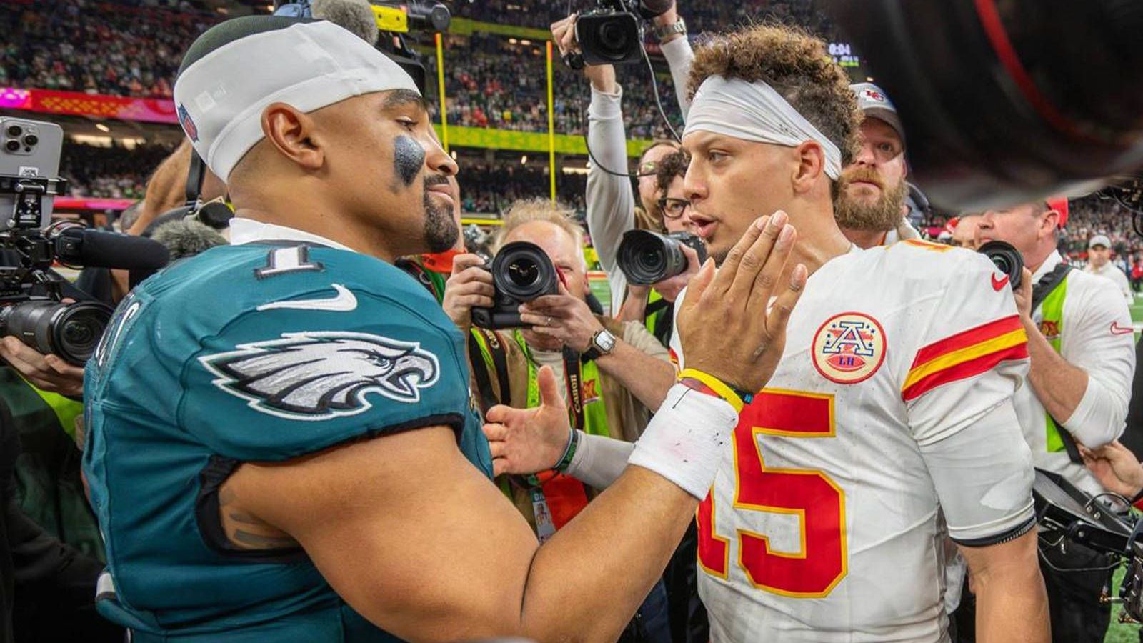 <strong>Philadelphia Eagles 16:41 Kansas City Chiefs</strong><br>Das mit Abstand am meisten erwartete Spiel von Week 2: <a data-li-document-ref="588320" href="https://www.ran.de/sports/american-football/nfl/galerien/nfl-super-bowl-rematches-im-jahr-darauf-chiefs-vs-eagles-gab-es-schon-mal-588320">das Rematch des jüngsten Super Bowl.</a> Entgegen vieler Erwartungen spielen die Chiefs die Eagles an die Wand. Patrick Mahomes zeigt, dass er auch ohne einige seiner Receiver zu den besten Quarterbacks der Welt gehört. Die Eagles enttäuschen deutlich.