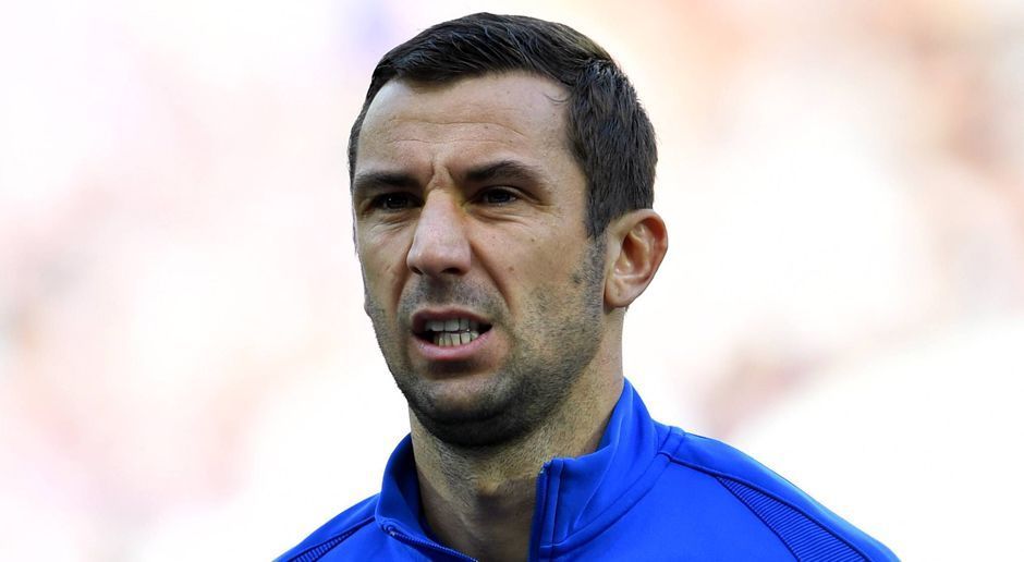 
                <strong>Darijo Srnas Tränen</strong><br>
                Darijo Srnas Tränen: Der Kapitän der kroatischen Nationalmannschaft sorgt vor dem Gruppenspiel gegen Tschechien für einen Gänsehaut-Moment, der Millionen von Zuschauern berührt. Während der EM-Vorrunde verstirbt Srnas Vater, der 34-Jährige fliegt daraufhin in seine Heimat - muss seinem Vater aber noch vor dessen Tod versprechen, die EM mit seinem Team zu beenden. So kommt der Kapitän zurück nach Frankreich und steht gegen die Tschechen sichtlich mitgenommen von den Ereignissen wieder auf dem Platz ...
              