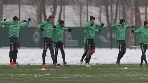 
                <strong>Werder Bremen</strong><br>
                Werder Bremen: Und auch für die Hanseaten geht es vom eisigen Bremen zur Vorbereitung an die türkische Mittelmeerküste.
              