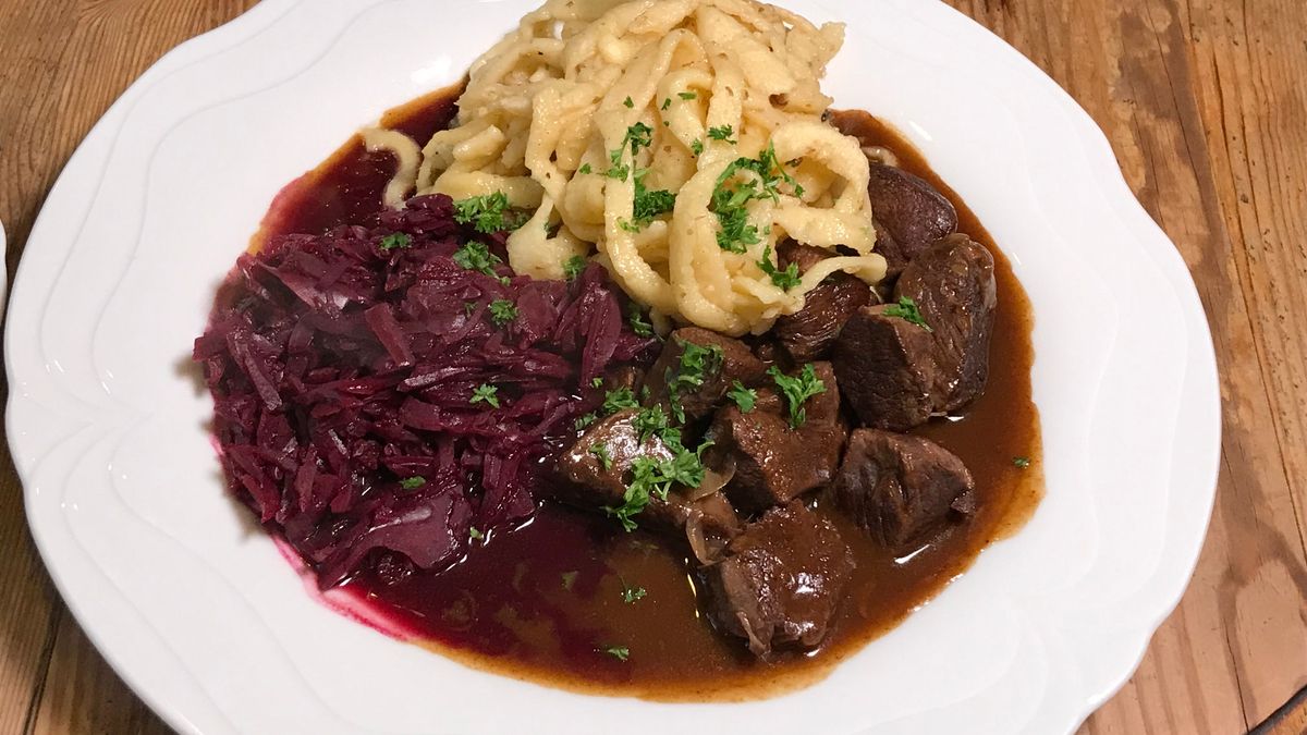 Rehragout mit Cassis-Kraut, Preiselbeeren und Nuss-Spätzle