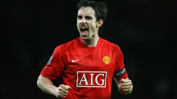 
                <strong>Gary Neville</strong><br>
                Rechter Verteidiger: Garry Neville. Der Engländer stammt aus Manchester Uniteds Jugendakademie und blieb dem Verein während seiner gesamten Karriere treu. Mit über 600 Einsätzen für die "Red Devils" gilt er als Vereinslegende und ist deshalb auch in Giggs' Elf klar gesetzt. Seine größte Stärke sieht der Waliser in Nevilles Stellungsspiel: "Er stand einfach immer richtig."
              