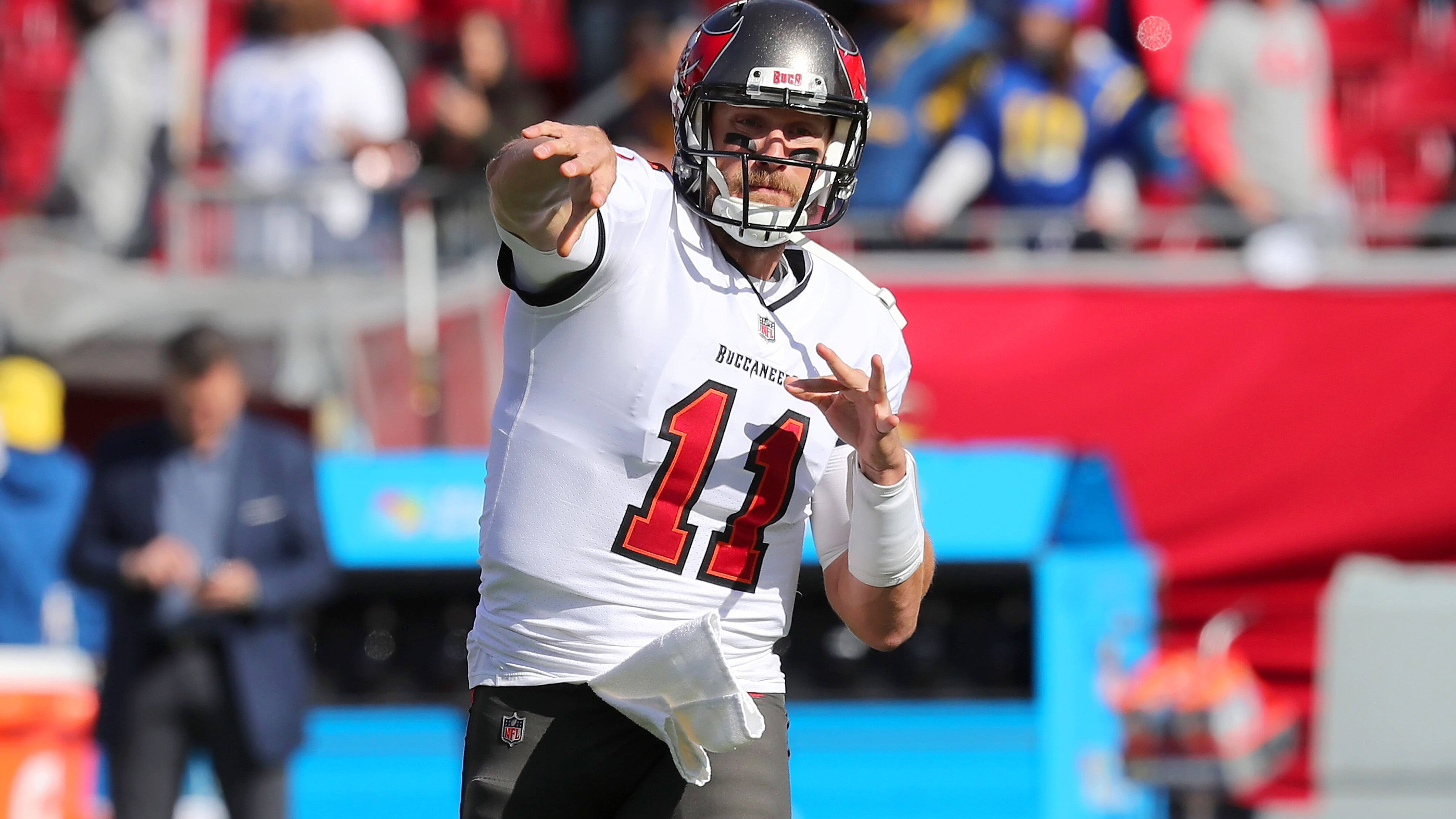 
                <strong>Blaine Gabbert (Free Agent)</strong><br>
                Auch der 32-Jährige Gabbert bringt einiges an NFL-Erfahrungen mit. Und das bei gleich mehreren Teams. Der ehemalige Erstrundenpick der Jaguars spielte zudem bereits für die 49ers, die Cardinals, die Titans und zuletzt die Buccaneers. In klaren Siegen durfte er des Öfteren in der Endphase für Tom Brady übernehmen. Sollte er kein neues Team finden, wird sich Gabbert wohl erneut mit einer ähnlichen Situation anfreunden können. Weitere QBs auf dem Markt: Mike Glennon, Nick Mullens, Sean Mannion, Josh Dobbs, AJ McCarron, Josh Rosen, Nathan Peterman
              