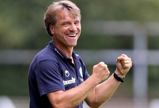 
                <strong>"Richtig Gas geben"</strong><br>
                Horst Steffen, ehemaliger Profi von Mönchengladbach, hat bei den Kickers sportlich das Sagen. "Wir sind in der Pflicht, richtig Gas zu geben", fordert er von seinen Jungs. Und bei einer Pokal-Überraschung? "Kurz feiern ist erlaubt. Aber dann geht's gleich weiter."
              