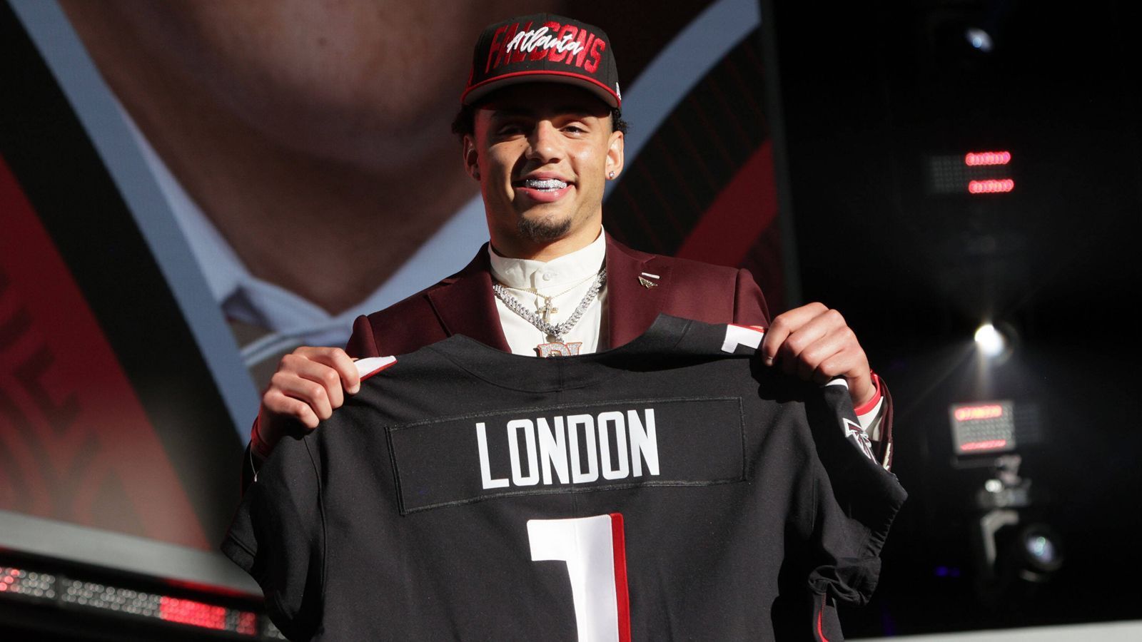 
                <strong>8. Pick: Drake London (Wide Receiver, Atlanta Falcons)</strong><br>
                &#x2022; <strong>Vertrag unterschrieben: ja</strong><br>&#x2022; <strong>Signing Bonus</strong>: 12.841.432 US-Dollar<br>&#x2022; <strong>Gesamtgehalt</strong>: 21.534.468 US-Dollar<br>
              