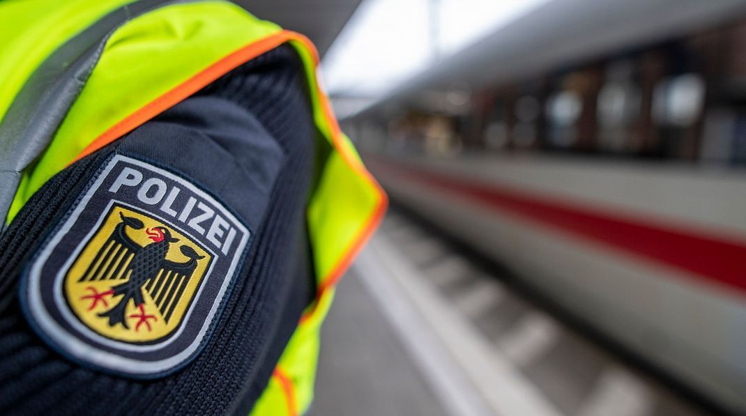 Ein 36-Jähriger greift in Karlsruhe mehrere Polizeibeamte an und verletzt einige.