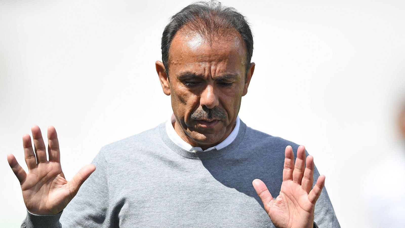 
                <strong>Jos Luhukay (FC St. Pauli)</strong><br>
                Als Jos Luhukay im April 2019 den FC St. Pauli übernahm, sprach er von der mittelfristigen Zielsetzung Bundesliga. Stattdessen mussten die Hamburger nun bis zum 33. Spieltag um den Klassenerhalt in der 2. Liga zittern. Mit übermäßig vielen Rotationen sowie seinen Verbal-Attacken gegenüber Spielern und Medien hat er sich angreifbar gemacht. Sportchef Andreas Bornemann hat "gemeinsam eine Aufarbeitung der gesamten Saison" angekündigt. "Dabei ist es offen, in welche Richtung diese Entscheidung fallen wird." Laut der Hamburger Medien ist eine Freistellung von Luhukay trotz seines bis 2021 laufenden Vertrags praktisch sicher.
              