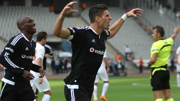 
                <strong>Mario Gomez</strong><br>
                Mario Gomez: Für den früheren Stürmer des FC Bayern läuft es am Wochenende blendend. Er sorgt beim 2:0-Sieg von Besiktas Istanbul gegen Basaksehir für beide Treffer des Topklubs und scheint nun in der Türkei angekommen zu sein.
              