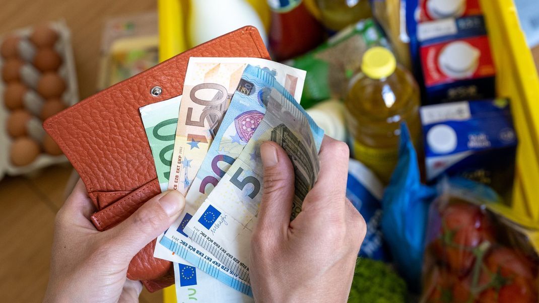 Die Inflation in Deutschland wird laut Münchner Ifo-Institut weiter hoch bleiben.