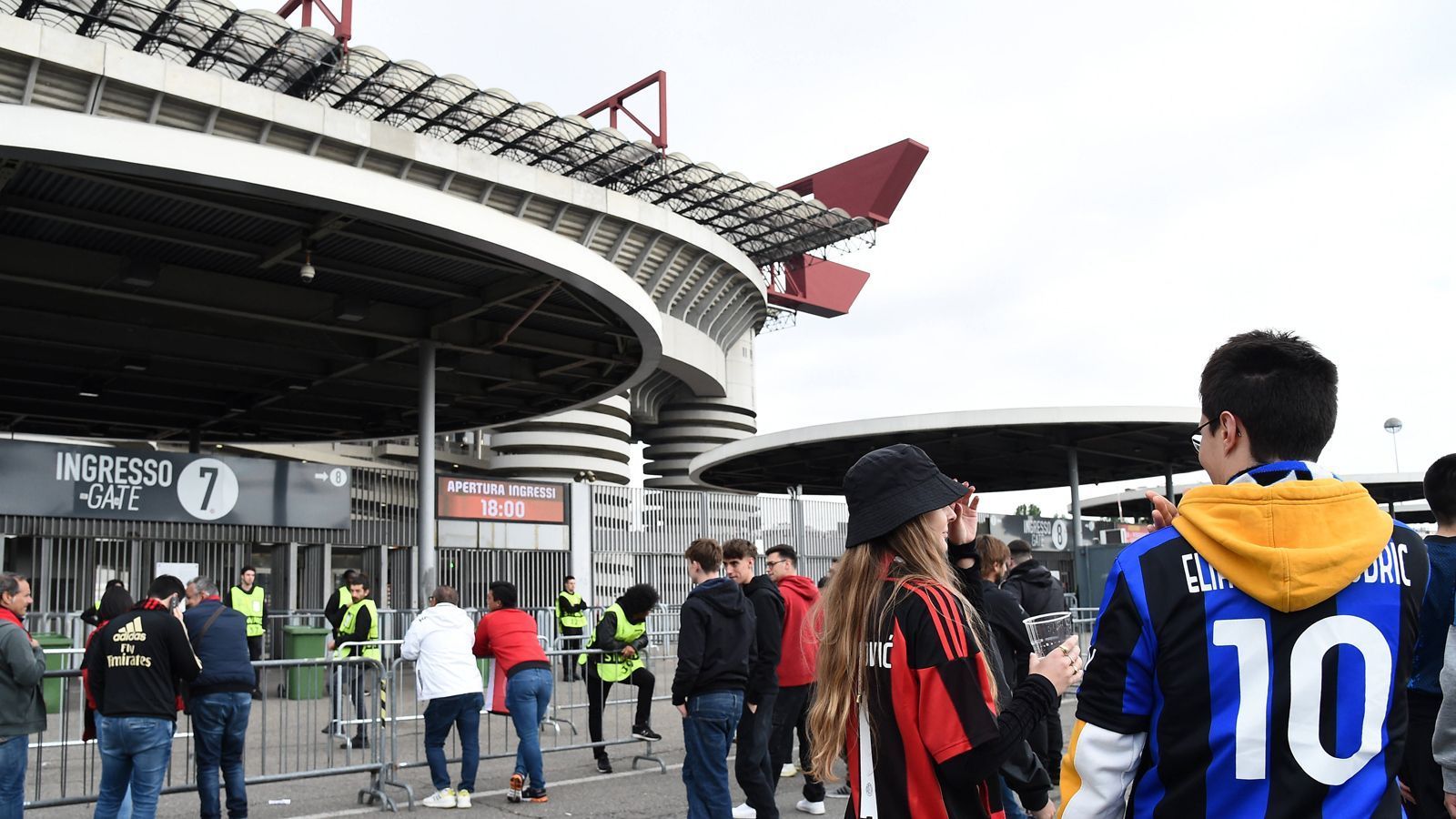 
                <strong>Stadtderby in der Champions League: AC Mailand vs. Inter Mailand</strong><br>
                Der Weg zum Stadion ist ein Teil des Spieltags-Rituals. Und machte an einem so besonderen Tag natürlich nochmal mehr Spaß.
              