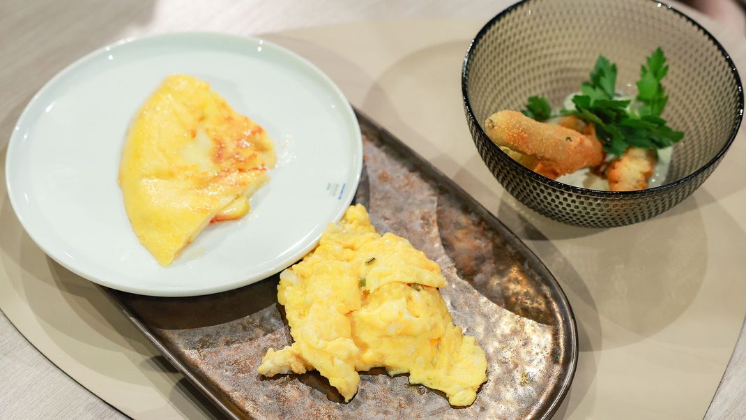 Opas Rührei mit Minzstängeln, Omas gestürzter Apfelpfannkuchen &amp; frittierte Okraschoten mit Wasabi-Limetten-Dip.