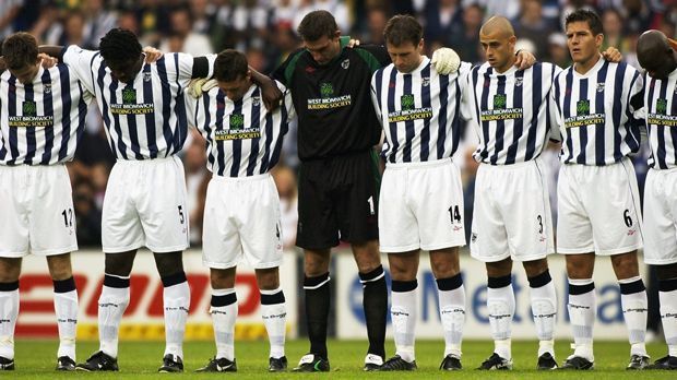 
                <strong>Platz 10: West Bromwich Albion (2002/03), 26 Punkte</strong><br>
                Nach 15 Jahren Premier-League-Abstinenz dauert die Rückkehr der "Baggies" 2002 ins Oberhaus genau 38 Spiele lang. Dabei gelingen dem Aufsteiger nur sechs Siege, bei 24 Niederlagen und acht Unentschieden. Vier der sechs Erfolge feiert West Brom mit dem Minimal-Ergebnis von 1:0. Kurios: Nachdem der Aufsteiger zunächst zum Saisonstart drei Mal verliert, gewinnt er anschließend drei Mal in Folge mit eben jenem 1:0. Die wirkliche Talfahrt beginnt dann im Frühjahr 2003, als das Team von Coach Gary Megson zwischenzeitlich sechs Mal in Folge den Kürzeren zieht - der Anfang vom Ende. Aber: Am Ende steigt West Bromwich noch nicht einmal als Letzer ab, dazu mehr in den späteren Bildern.
              