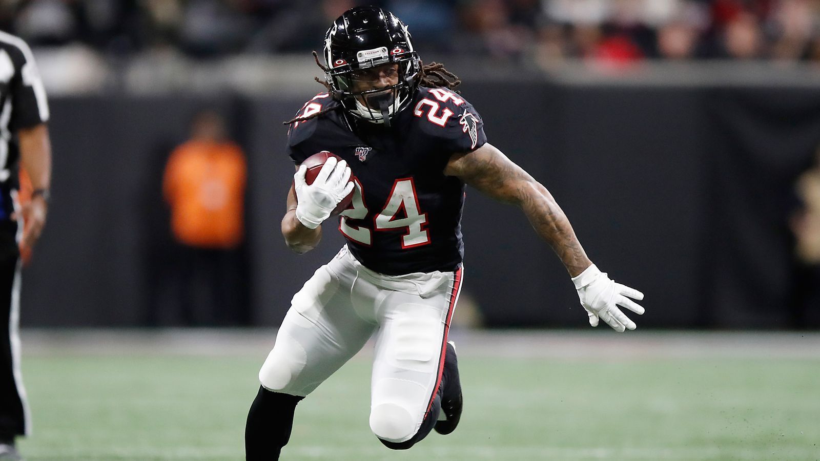 
                <strong>Running Back: Devonta Freeman</strong><br>
                Devonta Freeman hat seine Fußverletzung auskuriert und zeigte bereits im Duell mit den New Orleans Saints seine alte Spritzigkeit. Mit den Carolina Panthers wartet jetzt der perfekte Gegner, um richtig durchzustarten. Die Panthers sind seit Wochen extrem anfällig gegen den Lauf und ließen vergangene Woche bereits gegen die Washington Redskins insgesamt 248 Yards zu. Zudem befinden sich die Panthers mit der Entlassung von Ron Rivera im Umbruch. Ob da genug Zeit für die Spielvorbereitung bleibt?
              