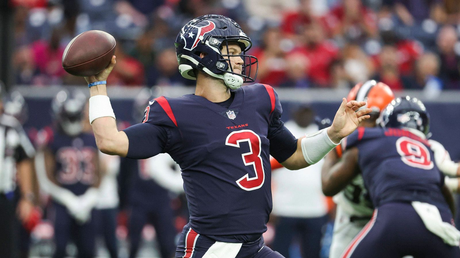 
                <strong>Kyle Allen (Buffalo Bills)</strong><br>
                In der missglückten vergangenen Saison der Houston Texans übernahm Kyle Allen zwischenzeitlich für zwei Spieltage den Job als Starting Quarterback. Nach zwei Niederlagen musste er den Platz wieder für Davis Mills räumen. Bei den Buffalo Bills wird er ab sofort Backup von Namensvetter Josh Allen.
              