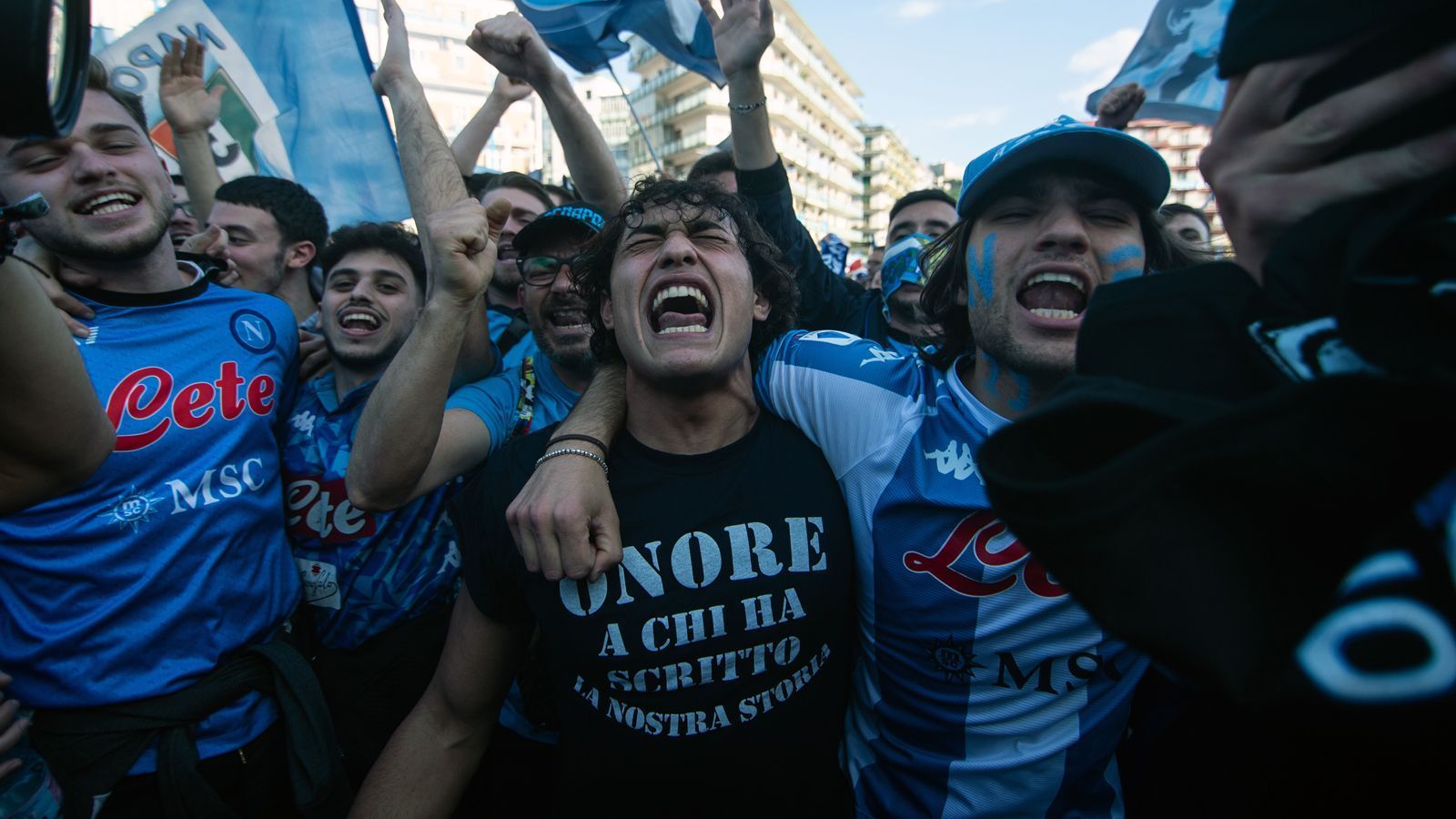 
                <strong>Pure Emotionen</strong><br>
                Viele Fans der Neapolitaner konnten ihr Glück gar nicht fassen, es flossen zahlreiche Freudentränen unter den Tifosi, die teilweise beim bislang letzten Meistertitel in der Saison 1989/90 noch gar nicht geboren waren. Damals führte Diego Maradona Neapel zum Titel. Nach dem mittlerweile verstorbenen Argentinier ist heute auch das Stadion in Neapel benannt.
              