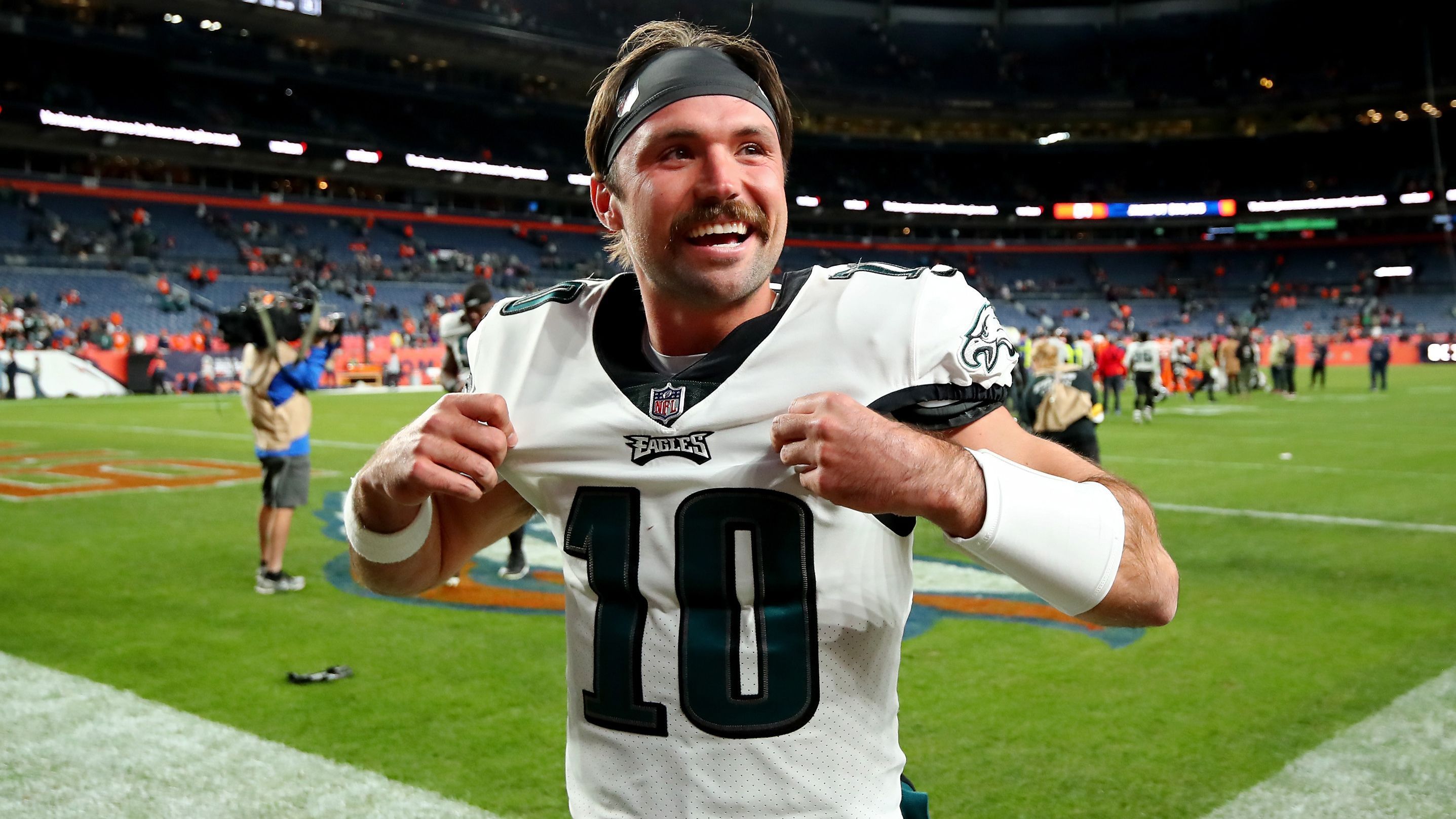 
                <strong>Gewinner: Gardner Minshew</strong><br>
                Minshew-Mania is back! Diesmal in Philly! Beim 33:18 gegen die New York Jets machte der Vertreter des verletzten Jalen Hurts mit 20 von 25 angebrachten Pässen für 242 Passing Yards und zwei Touchdowns eine starke Partie. Besonders das Zusammenspiel mit Tight End Dallas Goedert (6 Catches, 105 Receiving Yards, 2 Touchdowns) funktionierte nach Belieben. Head Coach Nick Sirianni betonte aber bereits, dass sich trotz des starken Auftritts von Minshew an der Quarterback-Order der Eagles in Zukunft nichts ändern wird.
              