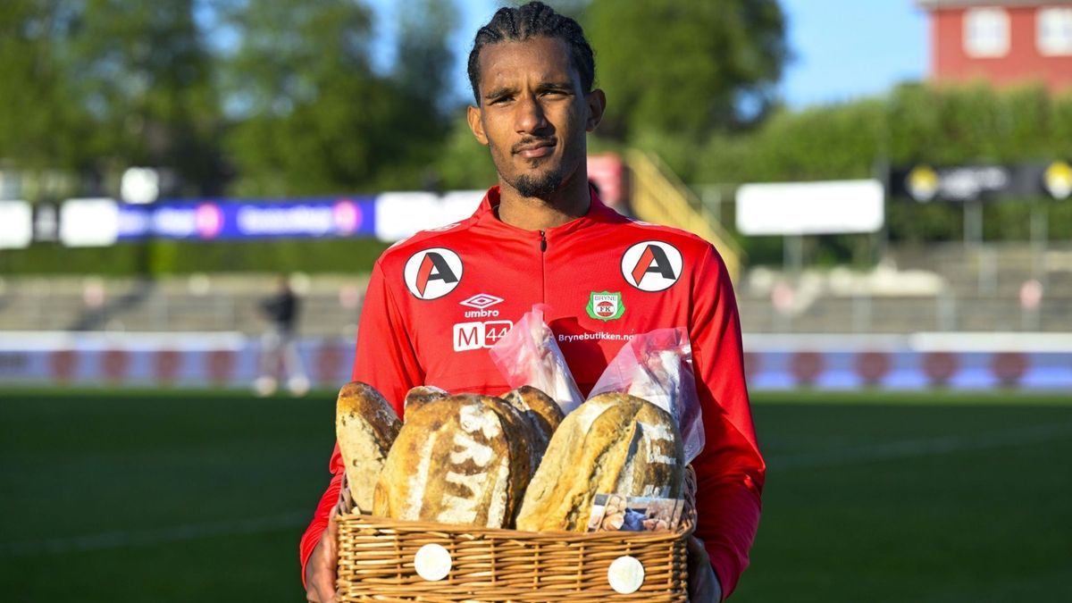 Brynes Alfred Scriven mit Geschenkkorb