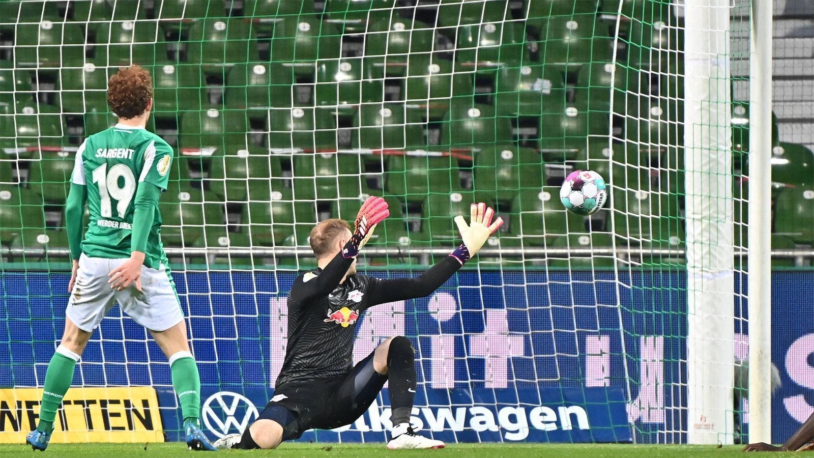 
                <strong>Sargent vergibt Mega-Chance, Selke fordert Elfmeter</strong><br>
                Zwar sind die offensiven Highlights der Bremer schnell ausgemacht, doch die sich bietenden Chancen haben es in sich. Nach einer knappen halben Stunde scheitert Josh Sargent freistehend vor Leipzig-Torwart Peter Gulasci, Davie Selke zieht kurz vor der Pause einen Elfmeter, der aber zurecht vom VAR wieder einkassiert wird. 
              