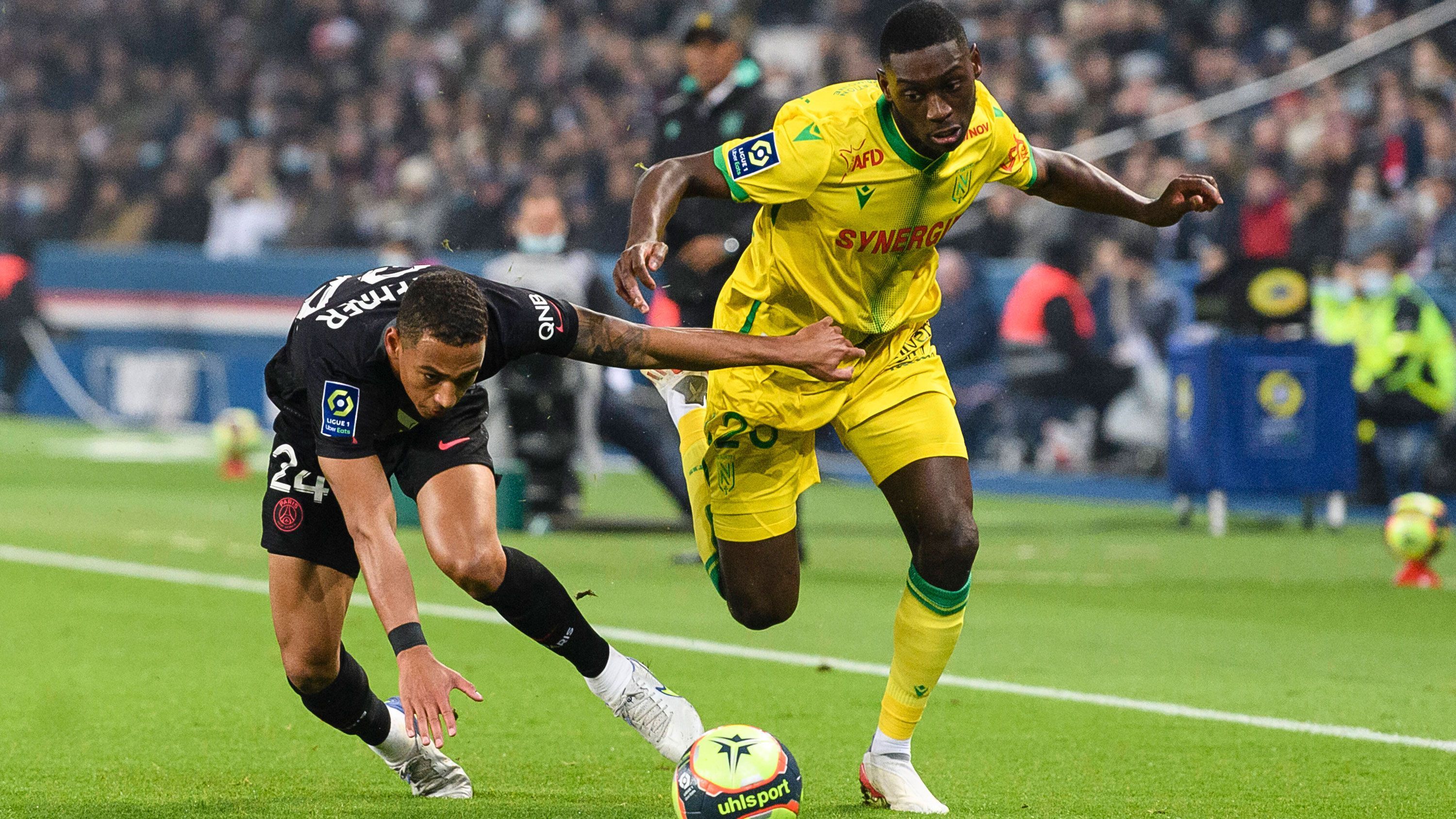 
                <strong>Randal Kolo Muani (Eintracht Frankfurt)</strong><br>
                Bereits in den vergangenen Transferperioden wurde Randal Kolo Muani mit Eintracht Frankfurt in Verbindung gebracht, seit einigen Wochen ist der Wechsel offiziell. Der Stürmer kommt vom französischen Erstligisten FC Nantes an den Main und bindet sich bis 2027 an die SGE. "Randal Kolo Muani bringt Fähigkeiten mit, die wir für unser Spiel benötigen. Er ist schnell, robust und hat einen sehr guten Torabschluss. Zudem ist er taktisch variabel und kann in mehreren Systemen spielen, was uns in der neuen Saison noch mehr Variabilität verleihen wird", wird Eintracht-Sportvorstand Markus Krösche in der Vereinsmeldung zitiert. In der laufenden Spielzeit steht der 23-Jährige bei 13 Toren und fünf Vorlagen in 34 Pflichtspielen.
              