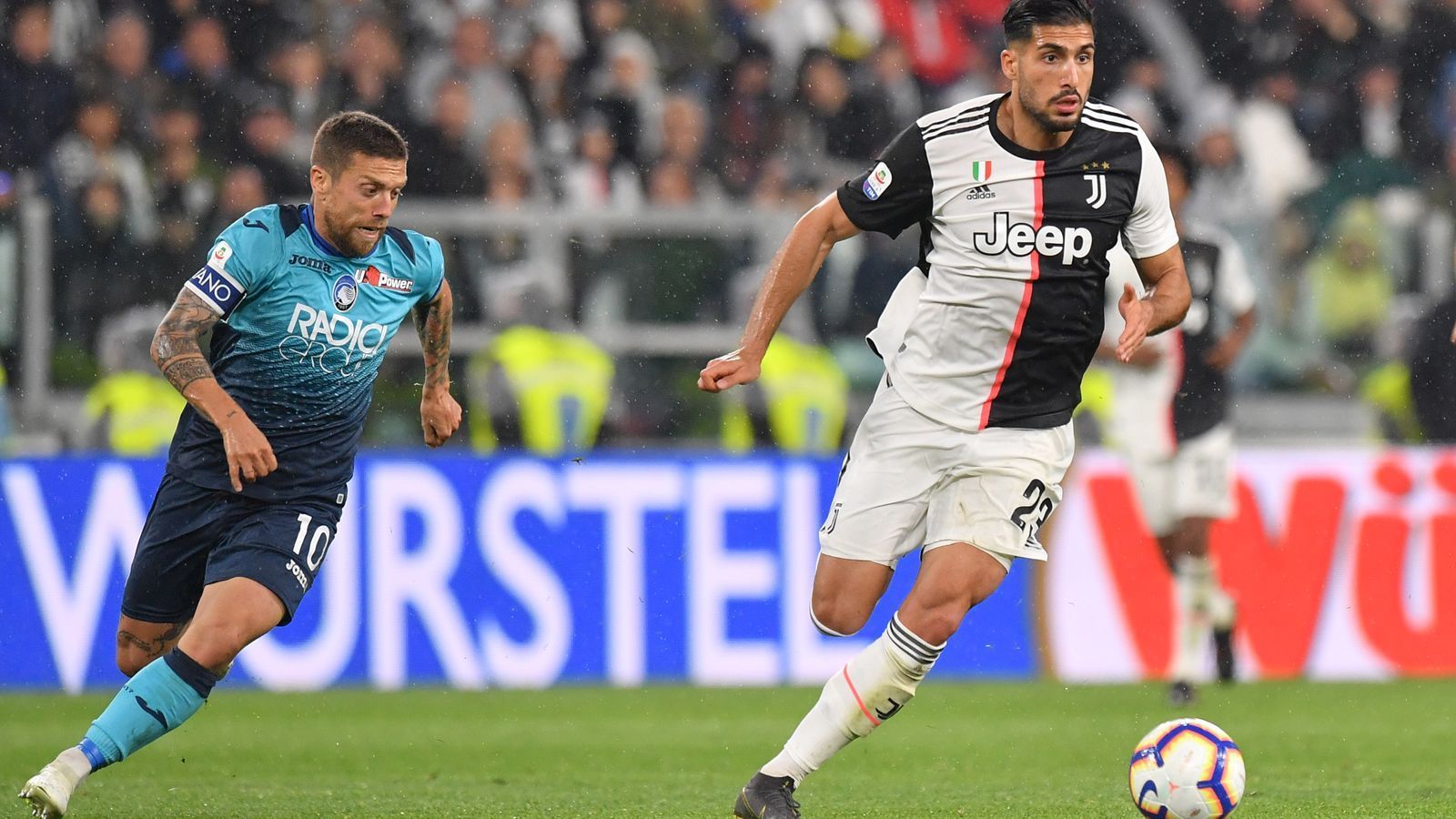 
                <strong>Emre Can (Juventus Turin)</strong><br>
                Einen ähnlichen Weg könnte im Winter auch der deutsche Nationalspieler Emre Can gehen. Völlig überraschend meldete "Juve" Can nicht für den Champions-League-Kader. Dieser schloss daraufhin einen Abgang im Winter nicht aus. Die "Tuttosport" bringt sogar ein spektakuläres Tauschgeschäft ins Gespräch...
              