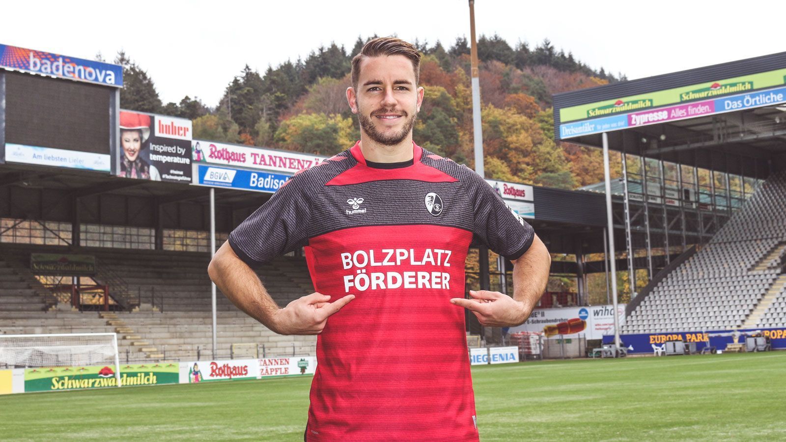 
                <strong>SC Freiburg (Sondertrikot "Bolzplatz Förderer")</strong><br>
                Der SC Freiburg trat am 8. Bundesliga-Spieltag 2020/2021 mit einem Sondertrikot an. In das Leibchen, das auf eine Stückzahl von 1904 Exemplare limitiert ist, sind die Namen von 475 Mitgliedern des Fördervereins "Freiburger Fußballschule" eingearbeitet. Zudem prangt auf der Brust der Schriftzug "Bolzplatz Förderer". Der Verein aus dem Breisgau verfolgt damit einen guten Zweck: Die Erlöse aus dem Verkauf des Sondertrikots fließen in die Sanierung eines Bolzplatzes im Freiburger Stadtteil Mooswald.
              