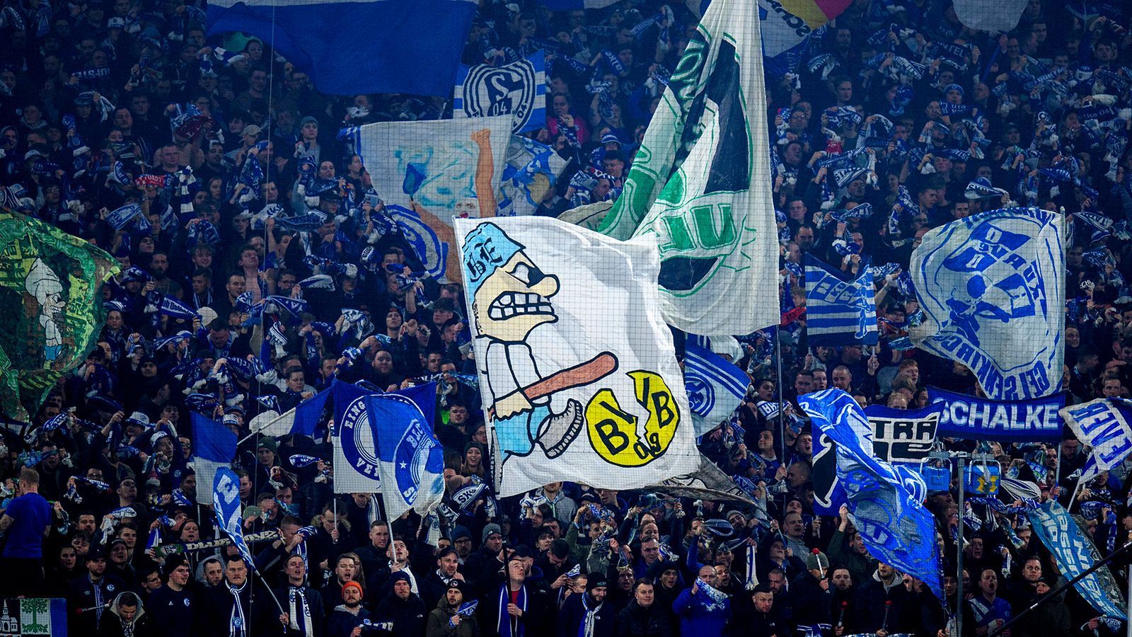 <strong>Platz 7: FC Schalke 04 </strong><br>
                Die Schalker Fanbase ist riesig, das bestätigen 174.000 Mitglieder. Trotz des Abstiegs in die 2. Bundesliga hat Schalke laut "Statista" noch einmal 10.000 Mitglieder mehr als zum Vorjahreszeitpunkt. Daran kann auch die eher unglücklich laufende aktuelle Saison nichts ändern.