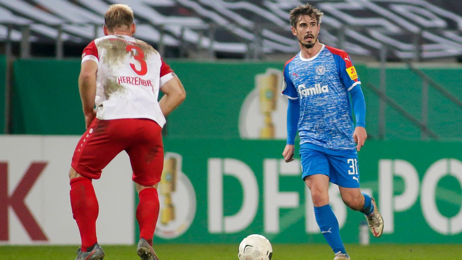 
                <strong>Platz 2: Holstein Kiel (45 Punkte)</strong><br>
                Das weitere Restprogramm sieht für das Team von Coach Ole Werner allerdings noch weitere Hürden vor. So warten noch Bochum, der KSC und das zuletzt so starke St. Pauli auf die Kieler im weiteren Saisonverlauf. Es wird also für die "Störche" bis zum Saisonende ein hartes Stück Arbeit, um den sensationellen Bundesliga-Aufstieg perfekt zu machen. Das Selbstvertrauen ist allerdings groß. Aufstiegswahrscheinlichkeit: 50 Prozent
              
