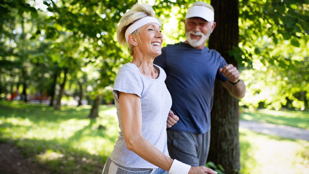 Wer die Morgenstunden für eine Sporteinheit nutzt, startet frisch in den Tag. Die Bewegung tut dem Körper gut und kann auch beim Abnehmen unterstützen. Wir zeigen, wie man morgens in Schwung kommt.&nbsp;