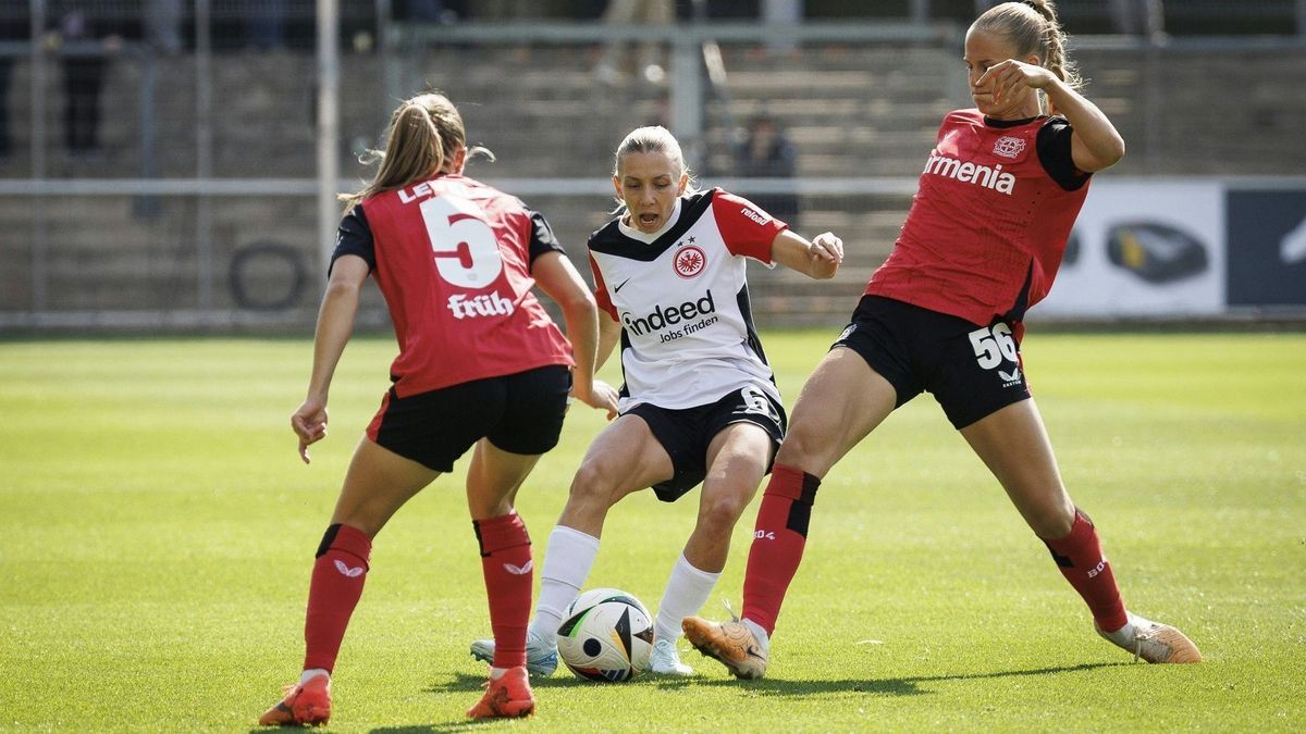 Senß (Mitte) spielt seit dieser Saison für die SGE