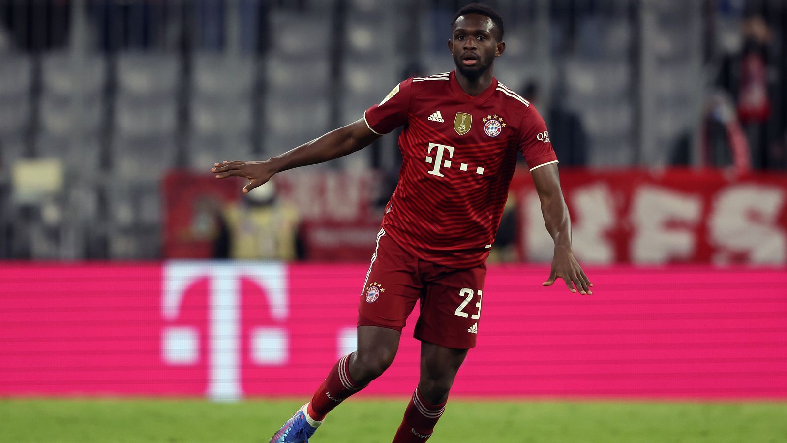 
                <strong>Tanguy Nianzou (FC Bayern)</strong><br>
                Ebenfalls als interne Lösung wäre Tanguy Nianzou möglich. Der 19-Jährige, den die Münchner im Sommer 2020 von Paris St. Germain verpflichteten, kam zuletzt regelmäßig als Joker zu Einsätzen beim deutschen Rekordmeister. Insgesamt 15 Pflichtspiele bestritt das französische Talent in der laufenden Saison für den FCB. Er hat noch einen Vertrag bis 2024. Der 1,91 Meter große Nianzou kann nicht nur in der Innenverteidigung spielen, sondern auch als Sechser. 
              