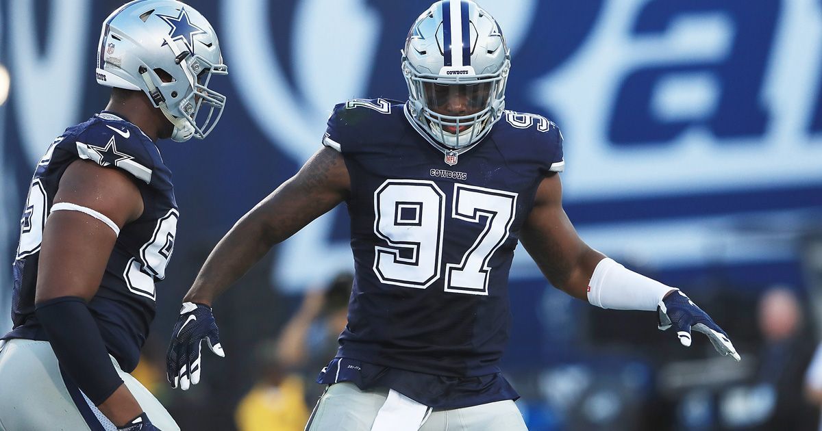 
                <strong>Dallas Cowboys: Taco Charlton (Defensive End, 28. Pick 2017)</strong><br>
                Die Dallas Cowboys haben in den vergangenen zehn Jahren wenige Fehler im Draft gemacht, doch die Verpflichtung von Taco Charlton hat sich nicht rentiert. Charlton kam nur in zwei Saisons bei den Cowboys zum Einsatz und erzielte in diesen 27 Spielen lediglich vier Sacks. Nachdem die Verantwortlichen in Dallas Charltons mangelnde Entwicklung anprangerten, beschwerte sich der Pass Rusher über soziale Netzwerke, indem er die Nachricht "Befreit mich" veröffentlichte. Die Cowboys taten ihm den Gefallen und entließen ihren ehemaligen Erstrunden-Pick nur wenig später. Charlton wurde von den Dolphins vom Waiver Wire verpflichtet und spielte in Florida sogar eine solide Saison (fünf Sacks). 2020 zog es ihn weiter zu den Kansas City Chiefs.
              