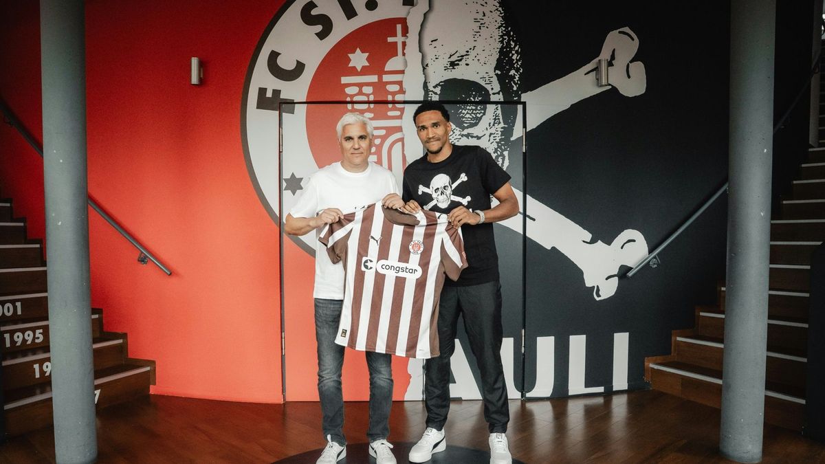 Sportchef Bornemann posiert mit Andreas Hountondji (r.)