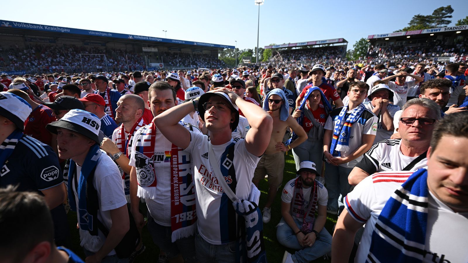 
                <strong>Bezwingt der HSV sein ewiges Aufstiegstrauma?</strong><br>
                Am vergangenen Sonntag wähnte sich der HSV zumindest für neun Minuten zurück in der Bundesliga – ehe der 1. FC Heidenheim mit zwei Toren in der Nachspielzeit die Hamburger Zweitligageschichte um ein weiteres geschichtsträchtiges Kapitel bereicherte. Seit 2018 scheitert der HSV Jahr für Jahr spektakulär an der Bundesliga-Rückkehr. Nach drei vierten Plätzen in Serie wegen unerklärlicher Frühlings-Einbrüche verspielte der HSV in der Relegation 2021/22 gegen Hertha BSC sogar einen 1:0-Vorteil aus dem Hinspiel noch im heimischen Volkspark. Und nun also die nächste Relegation nach dem Tiefschlag in Sandhausen. Tim Walter ist sich dennoch sicher, dass sein Team den Schock in Trotz umwandeln kann: "Wir haben mit der Mannschaft darüber gesprochen und gemeinsam festgehalten: Jetzt erst recht!" Aber auch der VfB Stuttgart ist nicht gerade ein Relegations-Experte: Bei der bislang einzigen Teilnahme in der Saison 2018/2019 scheiterte der VfB nach zwei Remis wegen der damaligen Auswärtstorregel an Zweitligist Union Berlin und stieg ab.
              