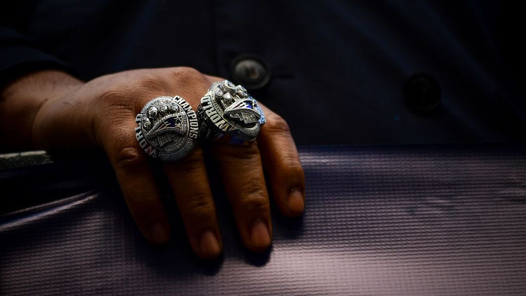 
                <strong>Kein Geld, aber wertvoll: Der Super Bowl-Ring</strong><br>
                Zusätzlich zu den 130.000 Dollar, die jeder Spieler erhält, bekommt auch jeder Akteur einen Super-Bowl-Ring. Je nach Ausführung ist der unterschiedlich wertvoll, meistens zwischen 30.000 und 50.000 Dollar in der Herstellung. Manche Ringe werden bei Auktionen versteigert, den höchsten Erlös erzielte dabei der Ring von Lawrence Taylor vom 25. Super Bowl, der 2012 für knapp 230.000 Dollar über den Tisch ging.
              