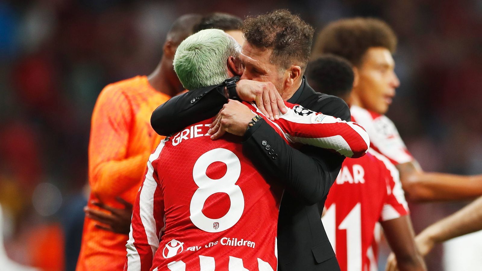 
                <strong>Simeone jubelt mit Torschützen</strong><br>
                Auch für Atleticos temperamentvollen Trainer Diego Simeone gibt es kein Halten mehr. Der Argentinier sprintet gemeinsam mit den Ersatzspielern hin zur Jubel-Arie. Dort begibt er sich auf dem schnellsten Weg zum Torschützen Griezmann und herzt ihn innig.
              