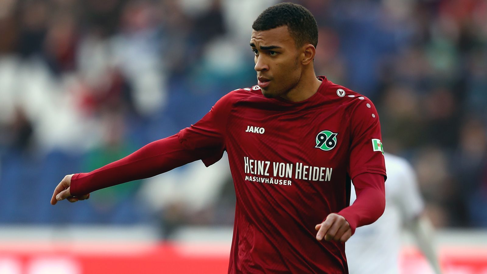 
                <strong>Kevin Akpoguma</strong><br>
                Der erst im Winter auf Leihbasis verpflichtete Kevin Akpoguma dürfte in Hannover ebenso keine Zukunft haben, wie die anderen Leihspieler des feststehenden Bundesliga-Absteigers. Verteidiger Akpoguma kehrt demnach zum Saisonende zu seinem Stammklub Hoffenheim zurück.
              