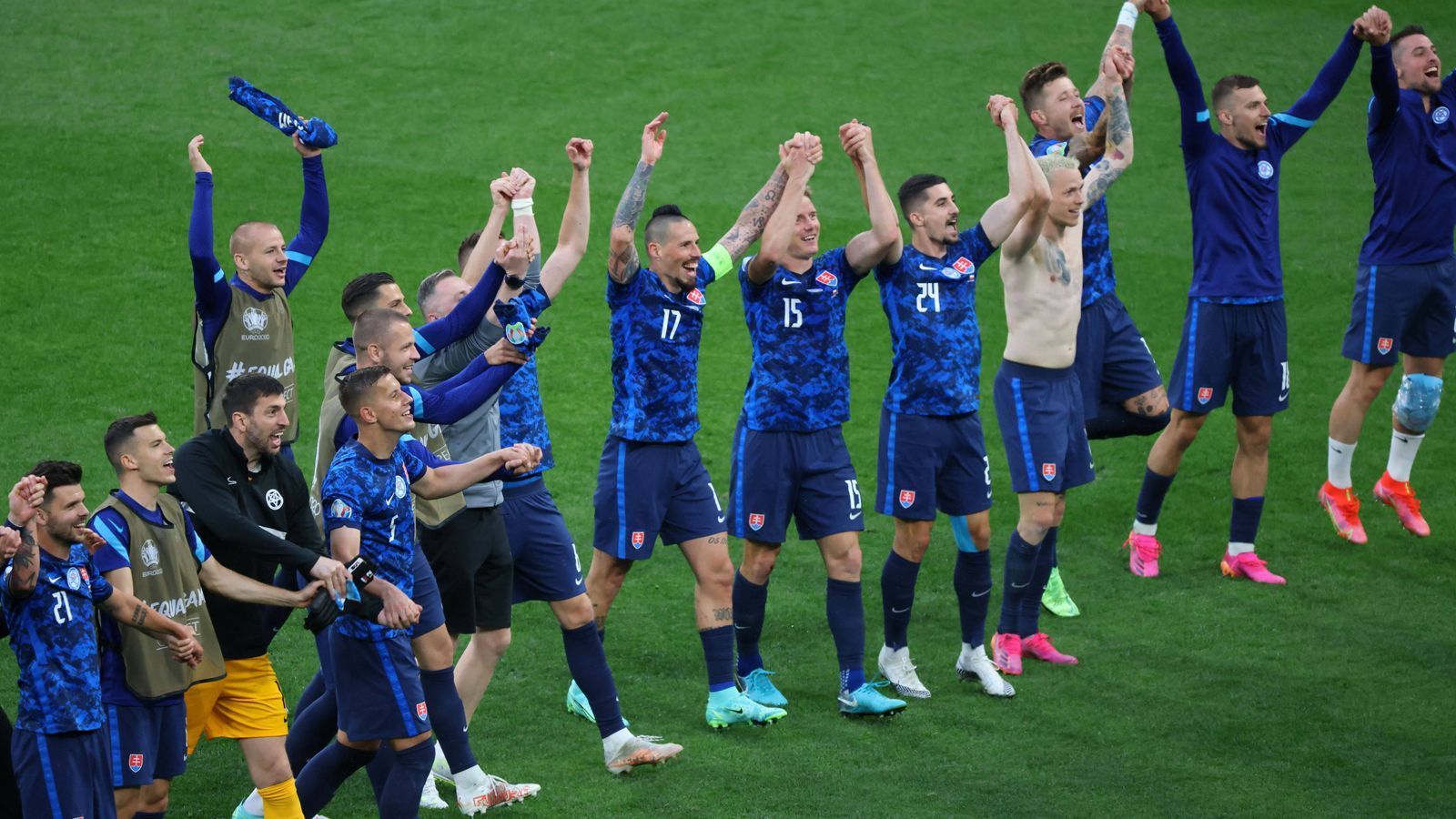 
                <strong>Slowakei feiert</strong><br>
                Die Slowakei feiert den Sieg - und auch die Tabellenführung, denn im zweiten Spiel gab es ein Remis.
              