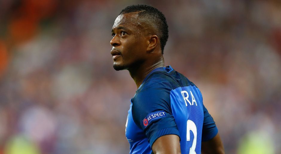 
                <strong>Patrice Evra</strong><br>
                Patrice Evra: Seit 2004 spielt der Linksverteidiger für die Equipe Tricolore und zählte auch bei der Heim-EM 2016 zum Kader. Bei Juventus Turin blieb der 35-Jährige in dieser Saison aber schon fünf Mal ohne Einsatz im Kader und wurde wohl deshalb auch nicht für die beiden WM-Qualifikationsspiele im Oktober von Frankreich-Coach Didier Deschamps in den Kader berufen. Sollte Evra trotzdem bis zur WM 2018 weitermachen und es tatsächlich ins französische Team schaffen, wäre es wahrscheinlich sein letzter Auftritt auf der großen Fußball-Bühne. 
              