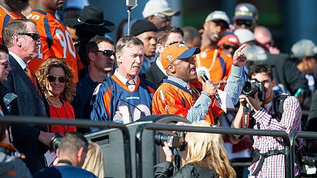 
                <strong>Sieger-Parade der Denver Broncos</strong><br>
                Den emotionalen Moment nutzt auch Denvers Bürgermeister Michael Hancock für eine Rede - natürlich im Broncos-Trikot und mit entsprechender Basecap.
              