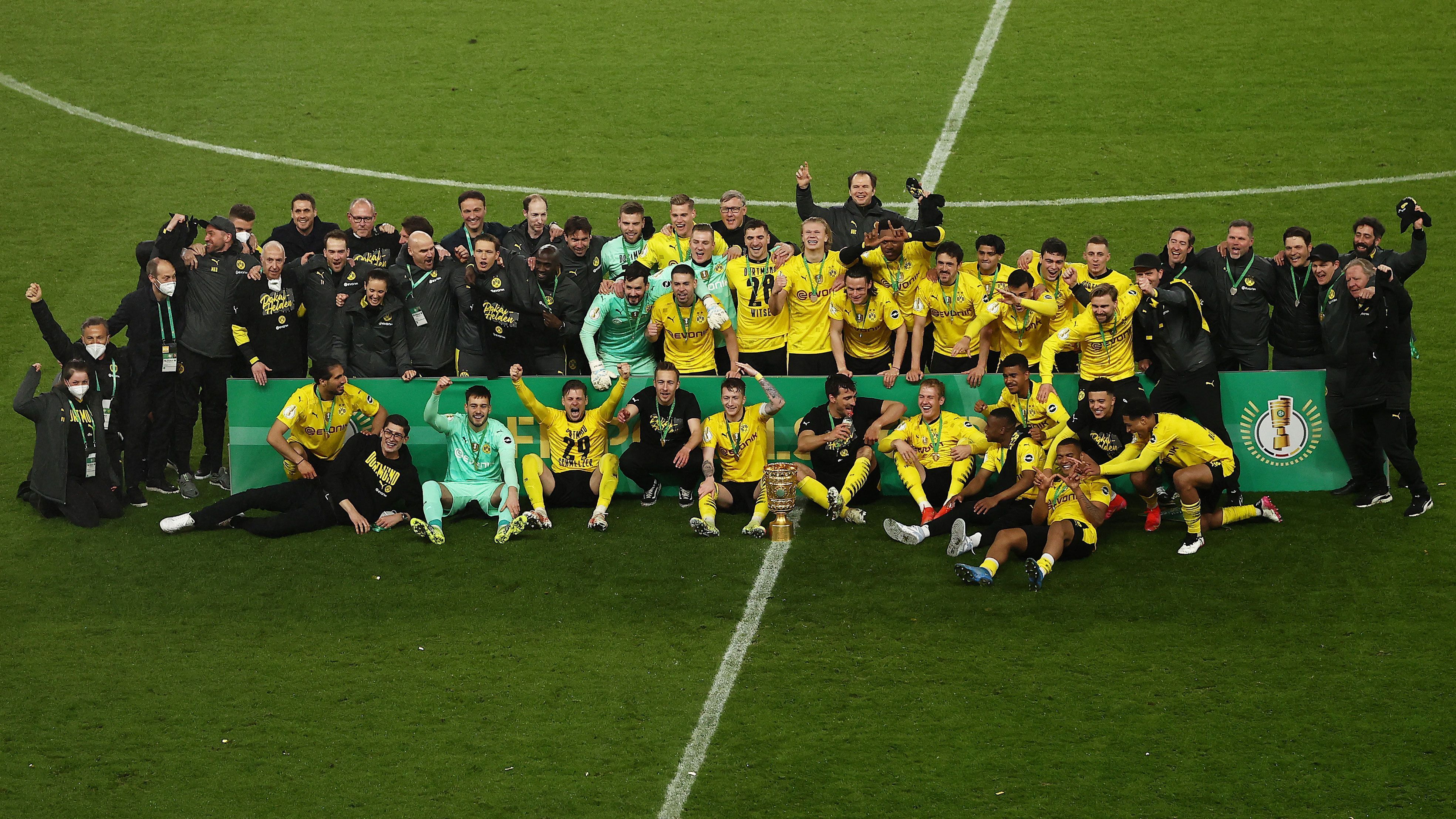 
                <strong>Das Erinnerungsfoto für das Photoalbum darf natürlich nicht fehlen</strong><br>
                Terzic hat aus dem BVB wieder eine Einheit geformt. Der BVB gewinnt den Pokal verdient mit 4:1 gegen Leipzig, die Dortmunder waren vor dem Tor eiskalt und setzten ihre Nadelstiche immer wieder. 
              