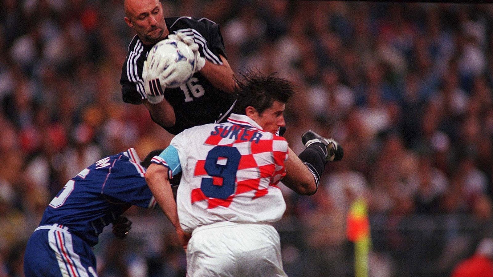 
                <strong>Frankreich noch ohne Niederlage gegen Kroatien</strong><br>
                Bislang trafen die beiden Nationalteams fünf Mal aufeinander. Den Auftakt machte das Halbfinale der WM 1998, als die "Equipe Tricolore" sich mit 2:1 behauptete. In den beiden folgenden Jahren siegte Frankreich mit 3:0 respektive 2:0. Das Vorrundenduell bei der EM 2004 endete 2:2, im jüngsten Vergleich vor gut sieben Jahren fielen keine Tore. Die "Grande Nation" ist also gegen die "Karierten" noch ungeschlagen.
              