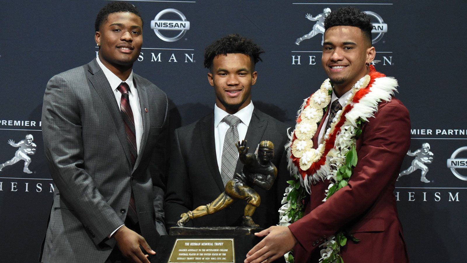 
                <strong>Zweiter bei der Wahl zur Heisman-Trophy</strong><br>
                Auch in der darauffolgenden Saison bleibt Hurts vorerst der Starting-Quarterback in Tuscaloosa, am 2. Spieltag ernennt Saban jedoch Tua zum neuen Starter. Tagovailoa führt die Crimson Tide souverän durch die Saison und wird hinter Kyler Murray (Bildmitte) Zweiter bei der Wahl zur Heisman-Trophy. Wie im vorherigen Jahr erreicht er mit Alabama das National-Championship-Game, unterliegt dort allerdings deutlich mit 16:44 den Clemson Tigers. Während der Saison stellt Tua mit einem Passer Rating von 199,4 einen neuen NCAA FBS-Rekord auf.
              