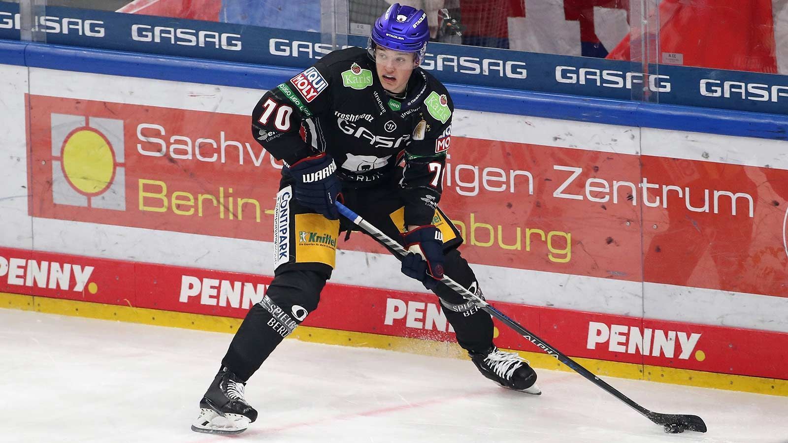 
                <strong>Bennett Roßmy (Stürmer, Eisbären Berlin)</strong><br>
                Anders als Brandl, Panocha und Bicker (alle Jahrgang 2005) ist Roßmy (Jahrgang 2003) bereits im dritten Jahr Draft-berechtigt. Der 19-Jährige wird im August 20 Jahre alt und sammelte in der Zwischenzeit mehr und mehr Profi-Erfahrung. 71-mal kam der Stürmer in der DEL (3-5-8) für die Eisbären Berlin, 83-mal in der DEL2 (18-24-42) für die Lausitzer Füchse zum Einsatz. In der abgelaufenen Saison verschoben sich seine Spielanteile klar in Richtung 1. Liga: So waren es drei Partien in der DEL2 (1-0-1) sowie deren 39 in der DEL (1-3-4). Zur neuen Spielzeit schnürt der 1,92 Meter große Linksschütze die Schlittschuhe für die Düsseldorfer EG in der höchsten deutschen Spielklasse. Der in Zittau geborene Roßmy wurde unter anderem auch in Tschechien ausgebildet, kürte sich 2022 mit den Eisbären zum Deutschen Meister und wird nun auf Platz 126 unter den EU-Skatern gelistet.
              