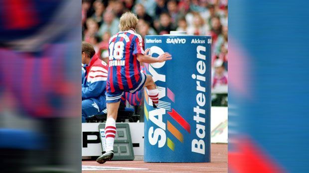 
                <strong>Jürgen Klinsmann vs die Sanyo-Tonne</strong><br>
                Gleichermaßen legendär: Jürgen Klinsmanns tritt in die Tonne. Der damalige Bayern-Coach Giovanni Trapattoni wechselte seinen Stürmer-Star beim Stand von 0:0 gegen Freiburg aus. Klinsi rastete aus und verhalf der Sanyo-Tonne zu weltweiter Berühmtheit.
              
