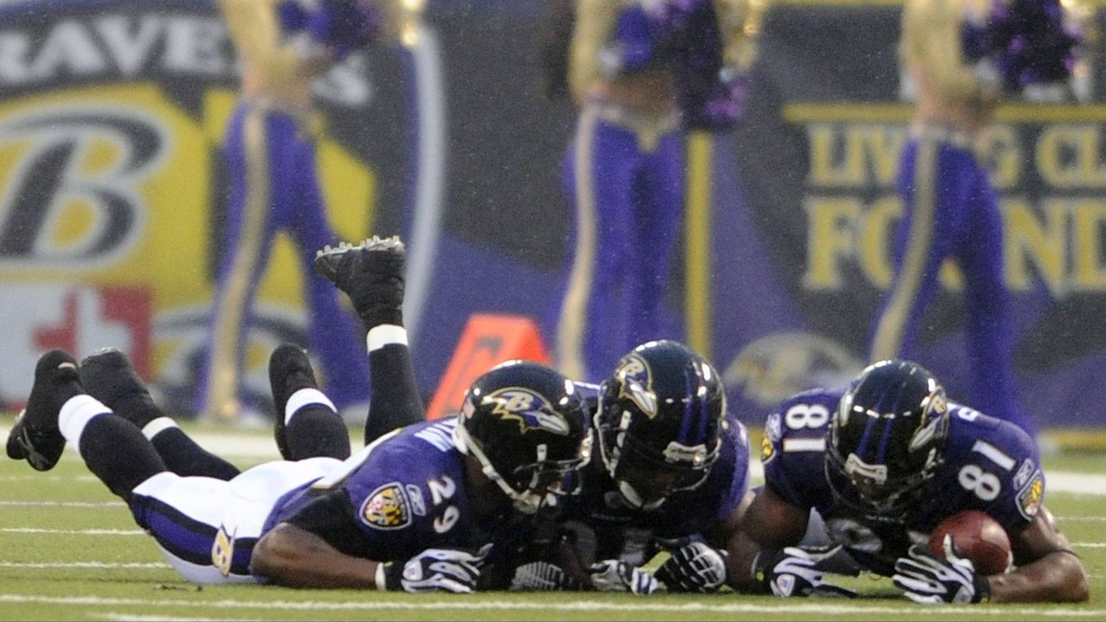 
                <strong>Baltimore Ravens 2007: Absturz mit 8 Niederlagen mehr</strong><br>
                Bei den Ravens endete 2007 eine Ära. Head Coach Brian Billick ging in seine neunte Saison. Nach Platz eins in der AFC North im Jahr zuvor mit einer 13-3-Bilanz ging es 2007 steil bergab, die Playoffs wurden bei einer 5-11-Bilanz klar verpasst. Billick wurde daraufhin gefeuert.
              